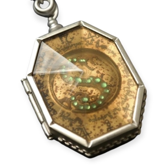 Harry Potter Horcrux Locket BRAND NEW Officially licensed - Picture 5 of 6